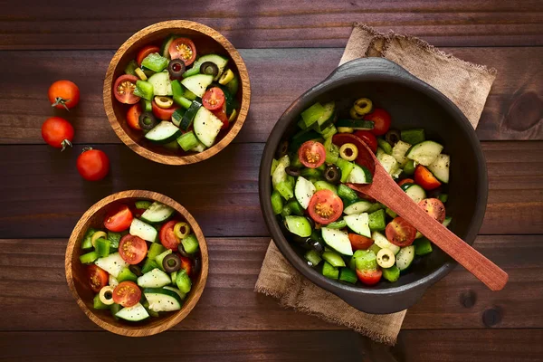 Insalata Fresca Olive Nere Verdi Pomodorini Ciliegini Peperone Verde Cetriolo — Foto Stock