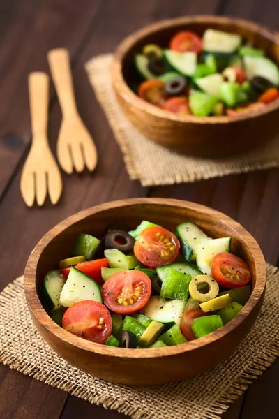 Frischer Salat Aus Schwarzen Und Grünen Oliven Kirschtomaten Grünem Paprika — Stockfoto