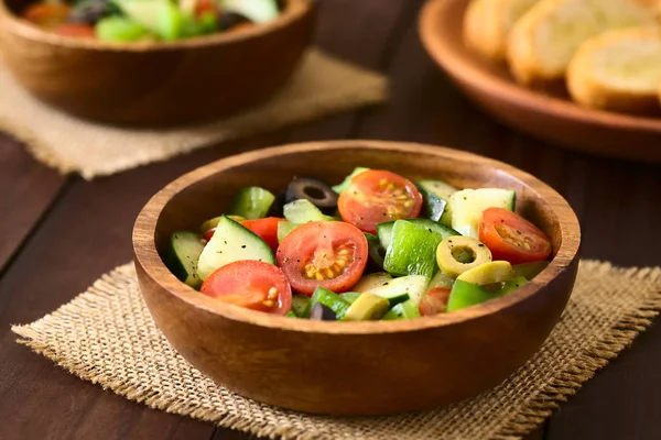 Frischer Salat Aus Schwarzen Und Grünen Oliven Kirschtomaten Grünem Paprika — Stockfoto