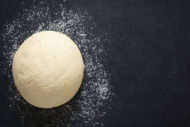 Ekmek ya da pizza için mayalı ekmek ya da ispat edilmiş hamur hamuru, üzerinde doğal ışık ile fotoğraflanmıştır (Seçici Odaklanma, hamurun üzerine odaklan) 