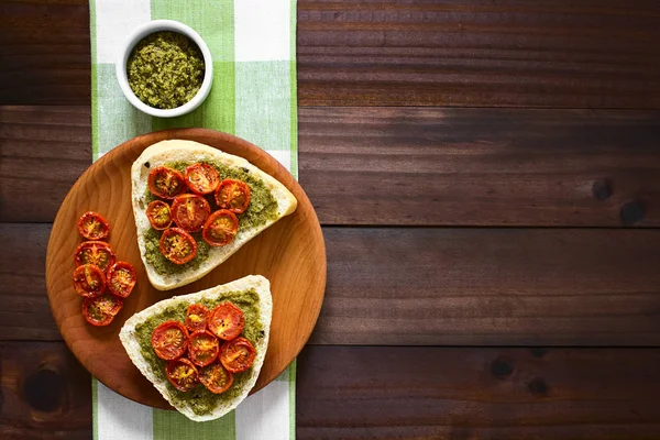 Olivbröd Rulle Halvor Sprids Med Basilikapesto Och Toppad Med Rostad — Stockfoto