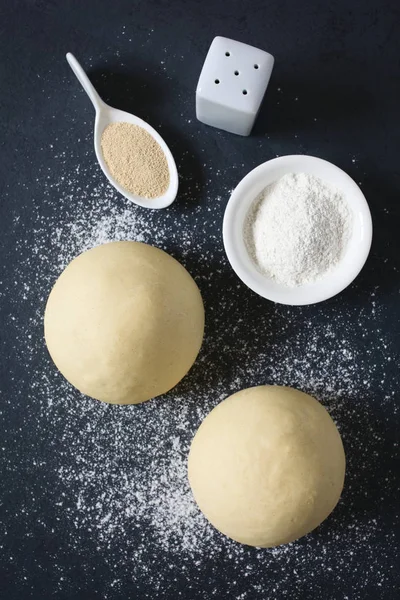 パンやピザは粉にされたスレートの表面 側では 食材の上昇または証明された酵母生地のボール撮影自然光 選択と集中 生地のボールの上部にフォーカスとオーバーヘッド — ストック写真