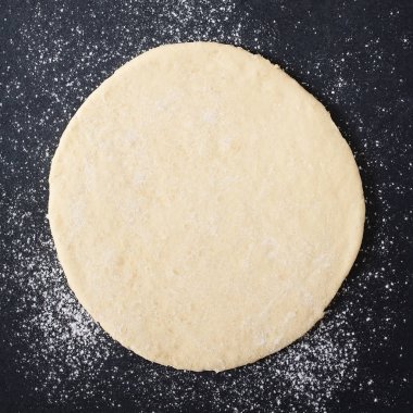 Unlu kayrak yüzeyinde pizza hamur haddelenmiş, ek yükü ile doğal ışık fotoğrafı