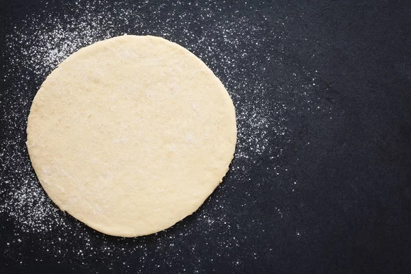 Extendió Masa Pizza Superficie Pizarra Enharinada Fotografiado Por Encima Con —  Fotos de Stock