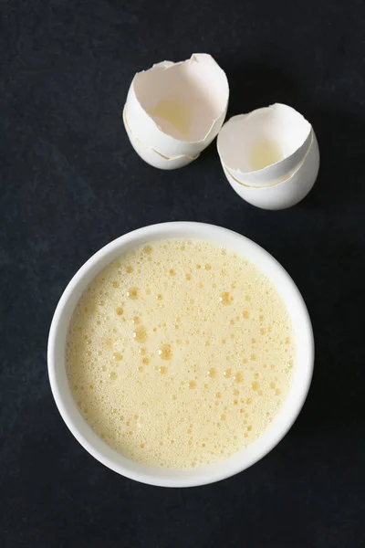 Whisked Whole Eggs Whites Yolks Together Bowl Egg Shells Side — Stock Photo, Image