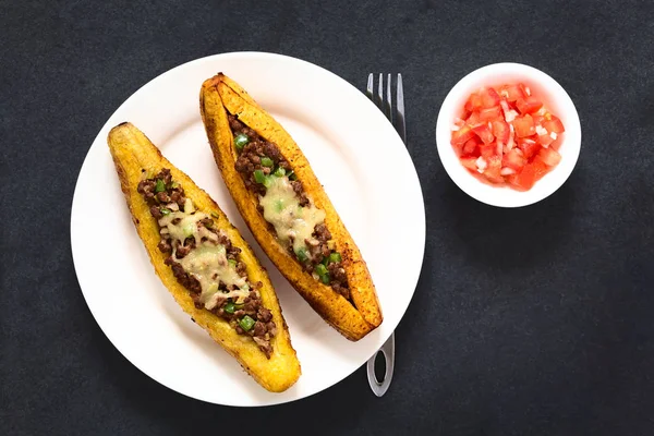 Baked Banana Madura Recheada Com Carne Picada Azeitona Pimentão Verde — Fotografia de Stock