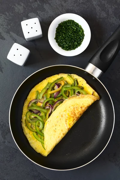 Omelette Green Bell Pepper Red Onion Frying Pan Photographed Overhead — Stock Photo, Image