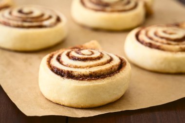 Ev yapımı kakao rulo veya buns Hamur Mayaları yaptı ve şeker ve kakao tozu, doğal ışık (seçici odak, odak üçte biri haline görüntü ile fotoğraflandı dolu)