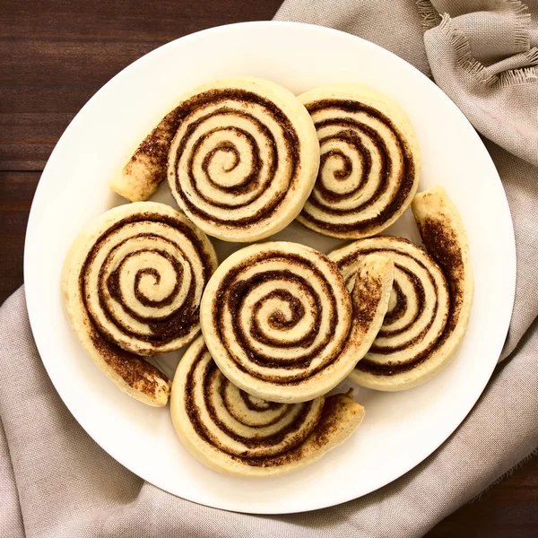 Rolos Cacau Caseiros Pães Feitos Massa Levedura Cheios Açúcar Cacau — Fotografia de Stock