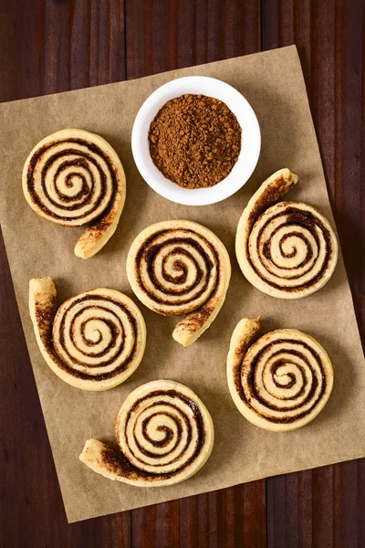 Rolos Cacau Caseiros Pães Feitos Massa Levedura Cheios Açúcar Cacau — Fotografia de Stock