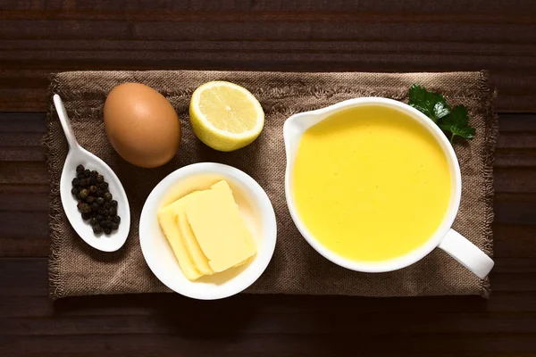 Sauce Hollandaise Eine Grundsoße Der Französischen Küche Serviert Einem Saucenboot — Stockfoto