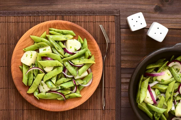 Green Bean Aardappel Rode Salade Met Peterselie Geserveerd Houten Plaat — Stockfoto