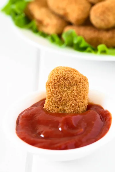Gefrituurde Gepaneerde Krokante Kip Nugget Gedoopt Ketchup Gefotografeerd Met Natuurlijk — Stockfoto