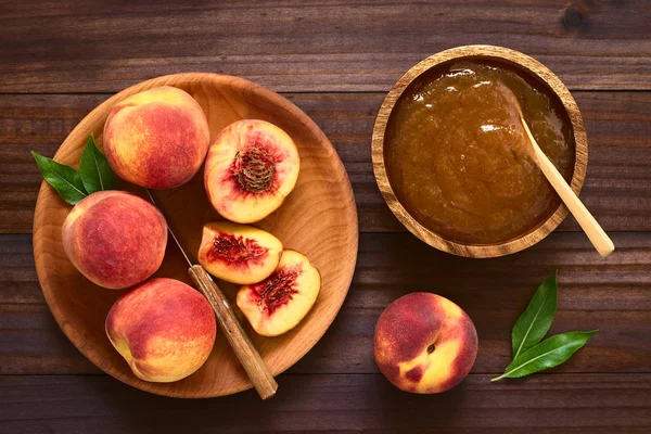 Pfirsichmarmelade Oder Gelee Holzschale Mit Frischen Reifen Pfirsichfrüchten Auf Holzteller — Stockfoto