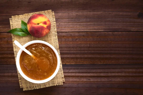 Kacang Peach Atau Jelly Dalam Mangkuk Dengan Buah Persik Segar — Stok Foto