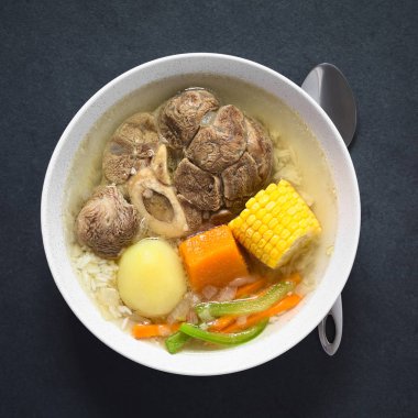 Geleneksel Şili Cazuela de Vacuno ya da Cazuela de üzerinde barut doğal ışık ile Carne, patates, Mısır, kabak, havuç, biber, soğan ve pirinç, et çorbası ek yükü fotoğrafı