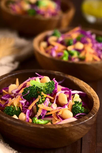 Ensalada Col Roja Fresca Garbanzo Zanahoria Brócoli Cuencos Madera Fotografiada — Foto de Stock