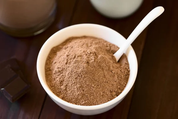 Kakao Veya Çikolatalı Içecek Tozu Kaşık Çikolata Içeceği Sütle Doldurulmuş — Stok fotoğraf