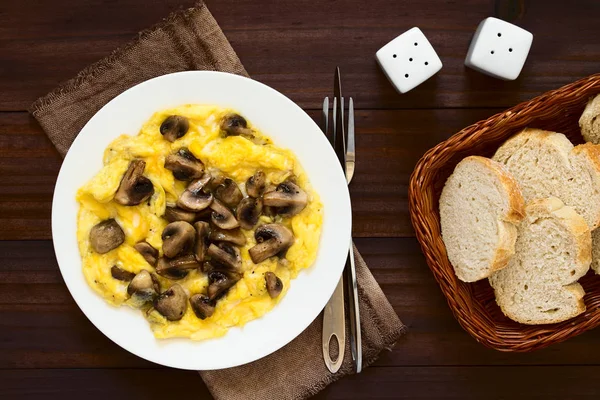 Homemade Omelette Mushroom Slices Bread Side Photographed Overhead Dark Wood — Stock Photo, Image