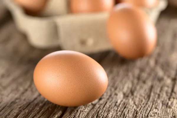 Uovo Crudo Marrone Con Scatola Uova Nella Parte Posteriore Profondità — Foto Stock