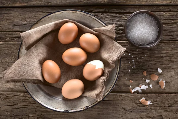 Cooked Brown Eggs Plate Coarse Salt Side Photographed Overhead Wood — Stock Photo, Image