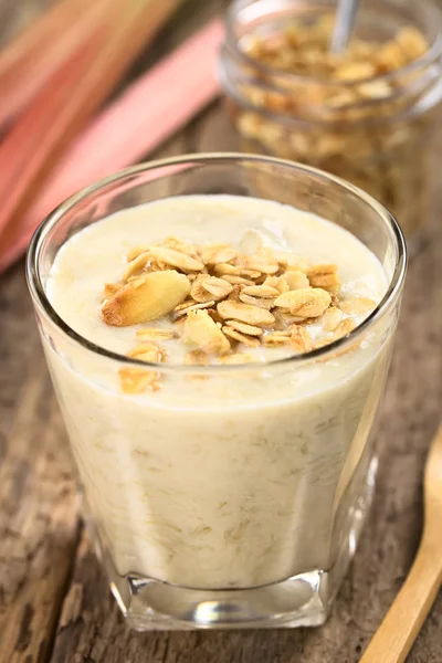 Verfrissende Rabarber Yoghurt Smoothie Bedekt Met Zelfgemaakte Havermout Amandelgranola Geserveerd — Stockfoto