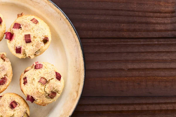 Färska Hemmagjorda Rabarber Yoghurt Muffins Beströdda Med Kanel Och Socker — Stockfoto