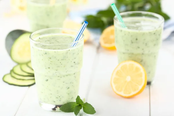 Erfrischende Grüne Gurken Joghurt Minz Und Zitronen Smoothie Gläsern Fotografiert — Stockfoto