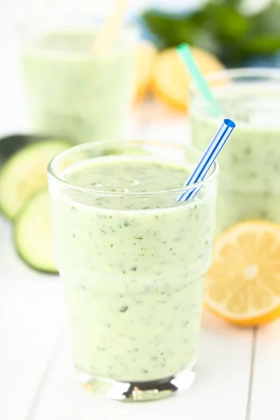 Erfrischende Grüne Gurken Joghurt Minz Und Zitronen Smoothie Gläsern Fotografiert — Stockfoto