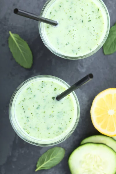 Pepino Verde Refrescante Iogurte Hortelã Smoothie Limão Óculos Sobrecarga Fotografada — Fotografia de Stock