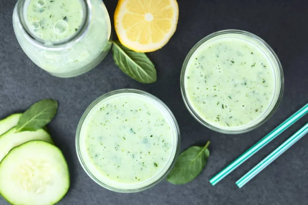 Pepino Verde Refrescante Iogurte Hortelã Smoothie Limão Óculos Sobrecarga Fotografada — Fotografia de Stock