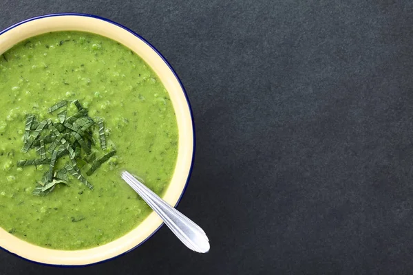 Crema Casera Fresca Guisante Verde Sopa Menta Tazón Adornada Con —  Fotos de Stock