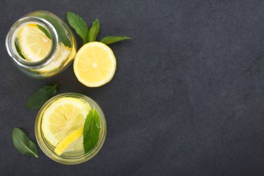 Nane yaprakları ile Taze ev yapımı limonata, kayrak üzerinde havai fotoğraflandı (Seçici Odak, limonata üstüne odaklanın)