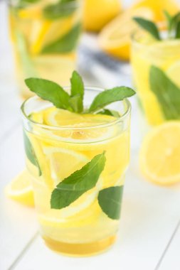 Nane yaprakları ile taze ev yapımı limonata (Seçici Odak, Odak ilk cam jant ön)