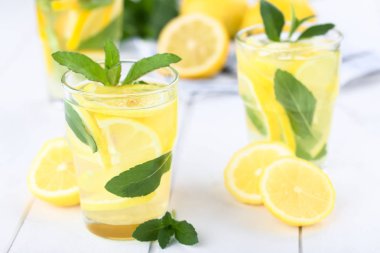 Nane yaprakları ile taze ev yapımı limonata (Seçici Odak, Odak ilk cam jant ön)