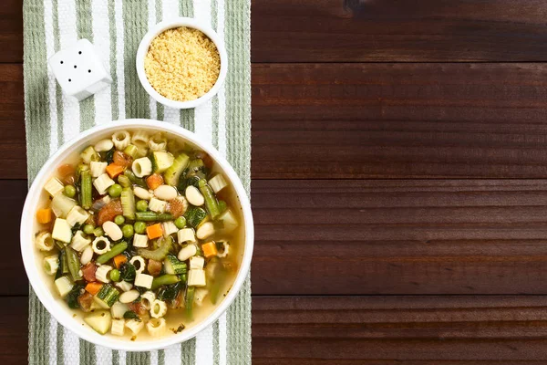 Frische Hausgemachte Gemüsesuppe Aus Zucchini Sellerie Karotten Erbsen Weißen Bohnen — Stockfoto