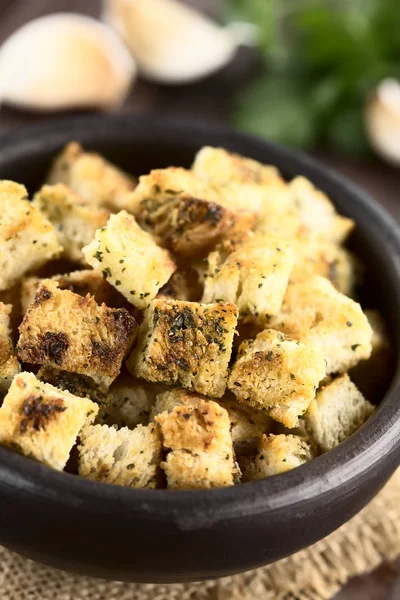 Croutons Crujientes Recién Horneados Sazonados Con Ajo Hierbas Tazón Rústico — Foto de Stock