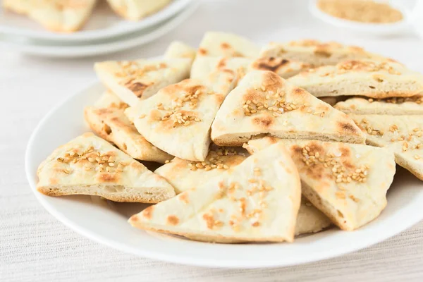 Kavrulmuş susam ve deniz tuzu ile ev yapımı gevrek pide cips, doğal ışık ile fotoğraflandı (Seçici Odak, Görüntünün ortasında Odak)