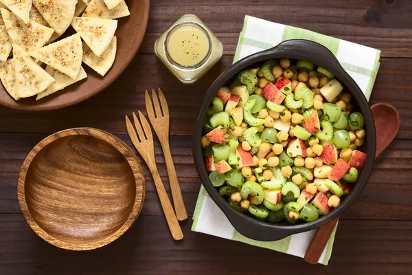 Taze Vegan Nohut Kereviz Maydanoz Ile Üzüm Elma Salatası Yapımı — Stok fotoğraf