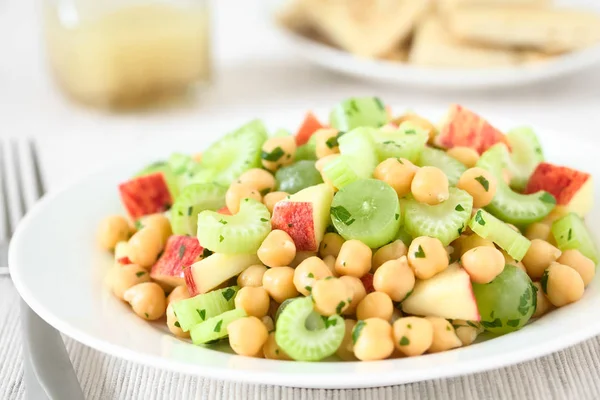 Färska Veganska Kikärter Selleri Druva Och Äppelsallad Med Persilja Fotograferad — Stockfoto