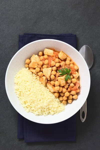 Frango Grão Bico Guisado Tagine Com Cuscuz Tigela Branca Fotografado — Fotografia de Stock