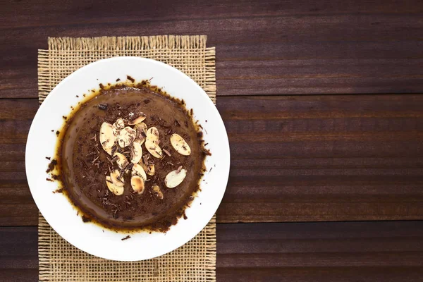 Pudim Chocolate Sobremesa Flan Com Molho Caramelo Fatias Amêndoa Torradas — Fotografia de Stock