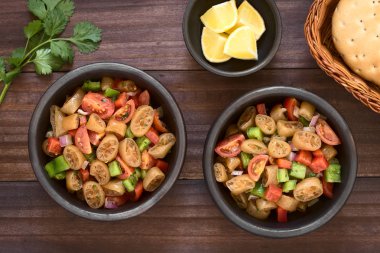 Salata Şili cochayuyo yapılmış (lat. Durvillaea antarktika) veya boğa yosun yenilebilir deniz yosunu, kiraz domates, biber, soğan ve maydanoz, doğal ışık ile havai fotoğraflandı