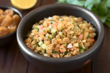Şili Pebre Salsa veya Cochayuyo sosu (lat. Durvillaea antarktika) veya boğa yosunu, yenebilir yosun, domates, acılı acılı biber, soğan, sarımsak ve maydanoz, doğal ışık ile fotoğraflanmıştır (Seçici Odak, görüntünün ortasında odaklan)