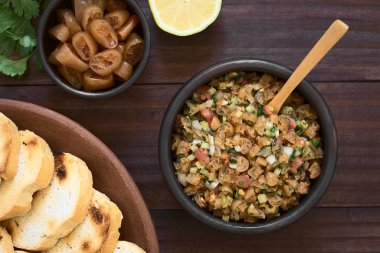 Şili Pebre Salsa veya Cochayuyo sosu (lat. Durvillaea antarktika) veya boğa yosunu, yenebilir yosun, domates, acılı acılı biber, soğan, sarımsak ve maydanoz.