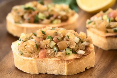 Şili Pebre Salsa veya Sos Cochayuyo (lat. Durvillaea antarktika) veya boğa yosun yenilebilir deniz yosunu, domates, sıcak aji biber, soğan, sarımsak ve maydanoz tost ekmek servis, doğal ışık (Seçici Odak) ile fotoğraflandı yapılan)