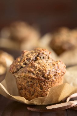Taze ev yapımı yulaf ezmesi muzlu ve cevizli kek, doğal ışık ile fotoğraflanmış (Çok Sığ Alan Derinliği, üst ön kenarı odaklanın)