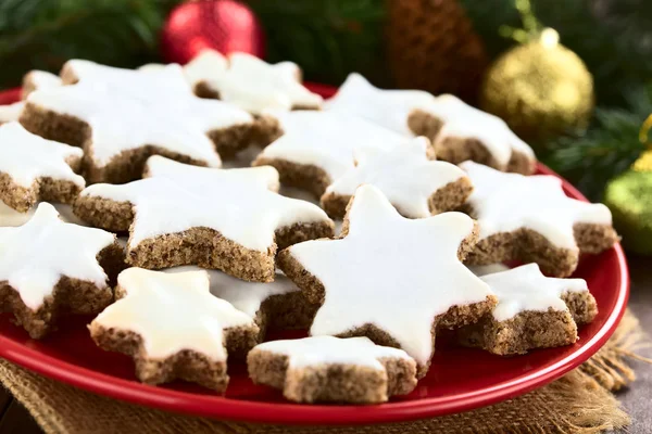 伝統的なドイツのジンツターネ シナモンの星 地上アーモンド シナモン 卵の白と菓子の砂糖 上にメレンゲで作られたクリスマスクッキー 選択的フォーカス クッキーに3分の1を集中する — ストック写真