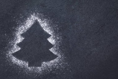 Noel ağacı şekli kayrak üzerinde pudra şekeri tarafından oluşturulan, yan kopya alanı ile Noel kavramı