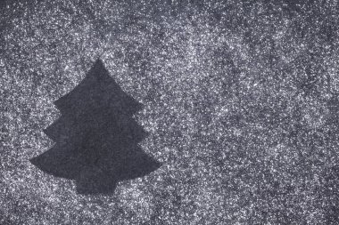 Noel ağacı şekli kayrak üzerinde pudra şekeri ile çevrili, yan kopya alanı ile Noel kavramı